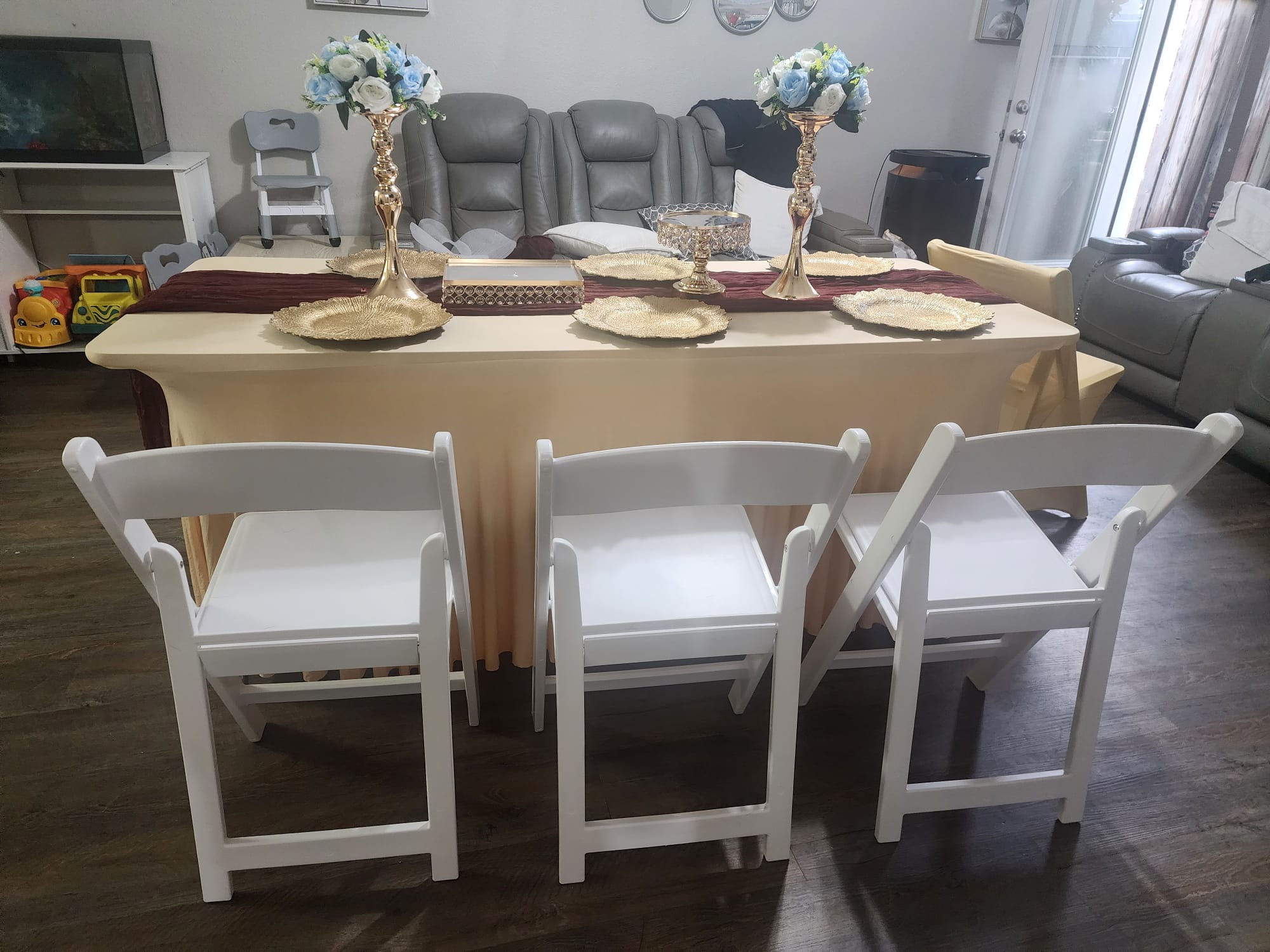 Mesa rectangular vestida + 8 sillas de resina